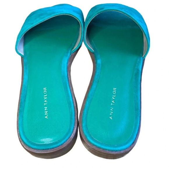 NWOB Ann Taylor Green Faux Suede Flat Sandals, Size 8. Quilted Pattern, Slip On - Picture 3 of 4